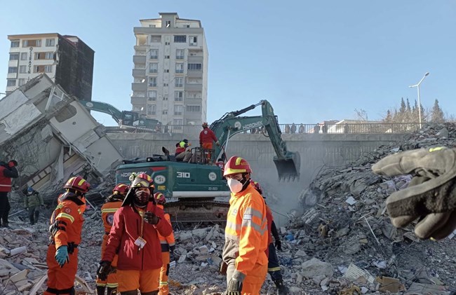 Πατέρας και γιος επιχείρησαν μαζί στα χαλάσματα των φονικών σεισμών στην Τουρκία