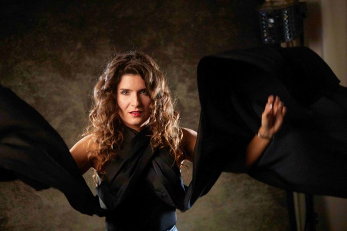 Η Μπέττυ Χαρλαύτη στην τελετή έναρξης του Quintai Music Festival τραγουδώντας Μίκη