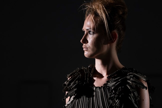 Τα γλυπτά του Παρθενώνα ενέπνευσαν τη σχεδιάστρια Δάφνη Βαλέντε