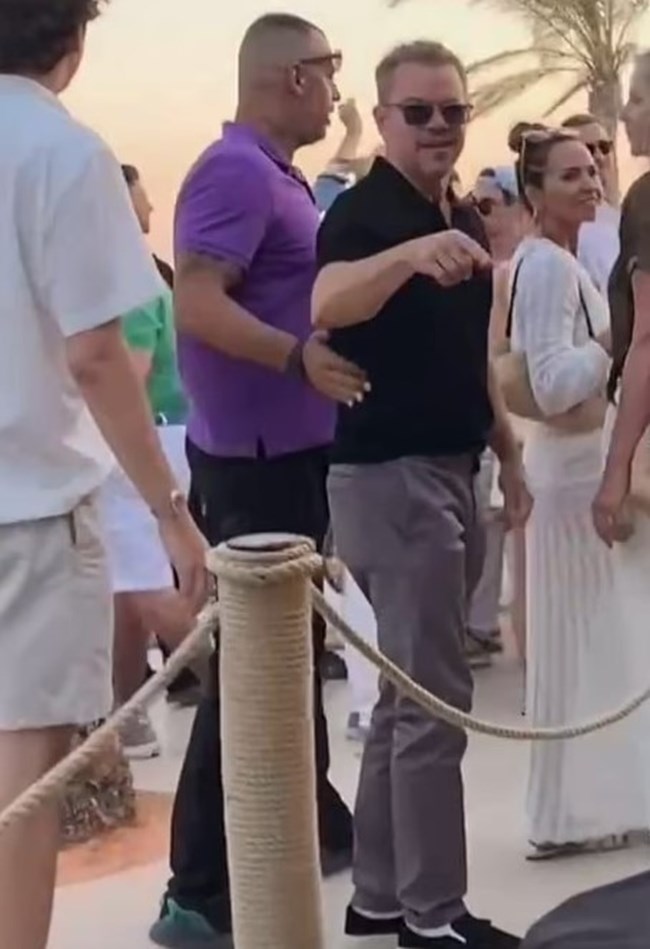 O Ματ Ντέιμον απολαμβάνει τις διακοπές του στη Μύκονο με την οικογένειά του- εκτός βέβαια από το επεισόδιο με τη βόμβα!