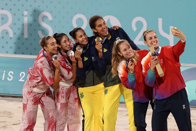 A DJ saved my life: Όταν άναψαν τα αίματα στον τελικό του beach volley μεταξύ Καναδά και Βραζιλίας ο DJ έπαιξε το Imagine του Τζον Λένον- Δείτε τι έγινε