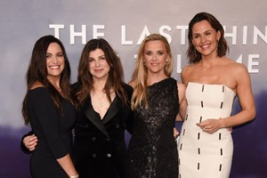 Η Ριζ Γουίδερσπουν εύχεται χρόνια πολλά στην κούκλα μαμά της