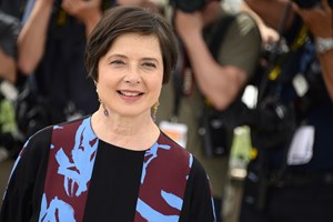 Η Ιζαμπέλα Ροσελίνι κόβει την ανάσα με την ομορφιά της χωρίς ίχνος ρετούς σε νέο εξώφυλλο