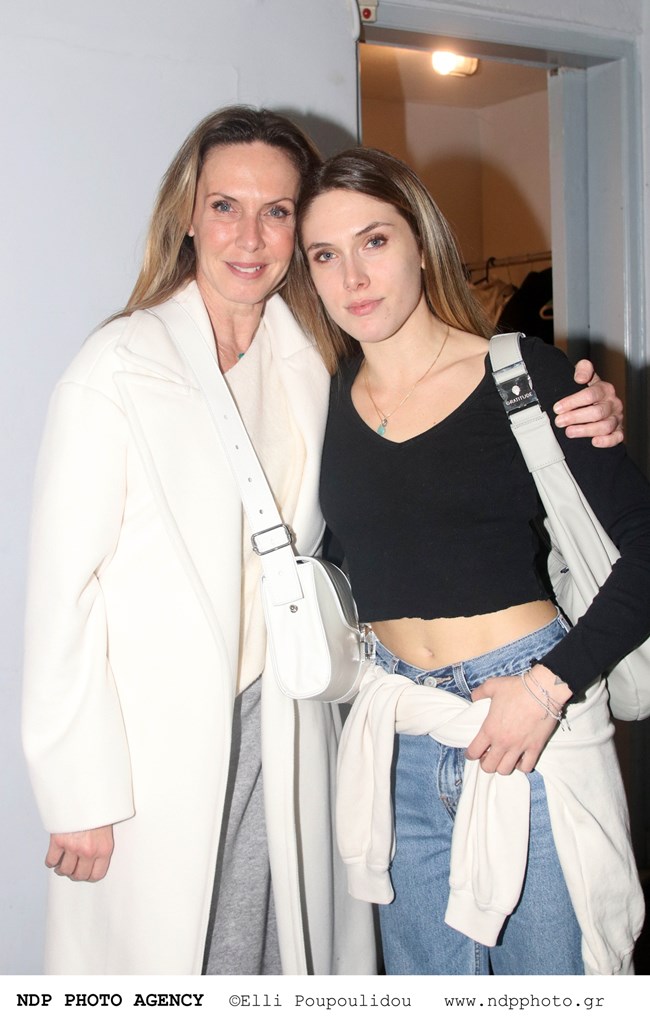 Η Εβελίνα Παπούλια και η ολόδια κόρη της, Αφροδίτη,αγκαλιά σε βραδινή έξοδο