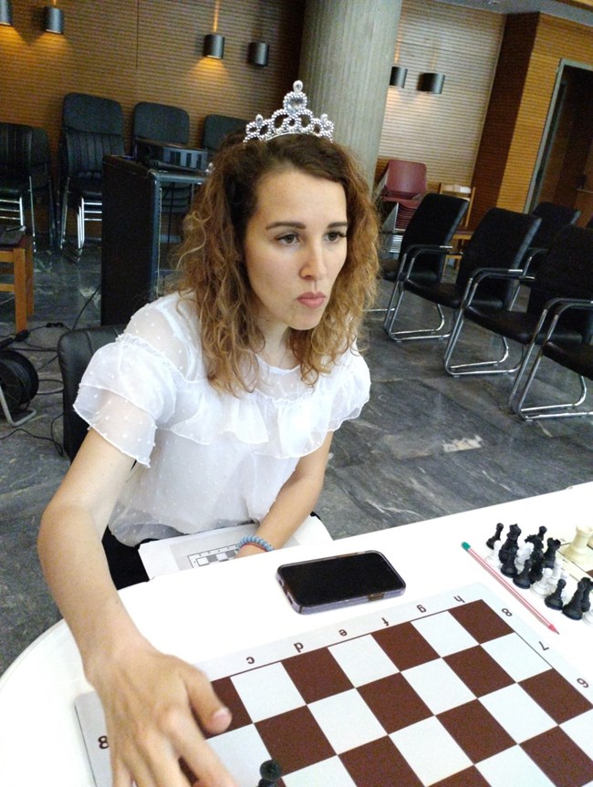 Θεσσαλονίκη: Σκακίστρια- πρόσφυγας πολέμου από την Ουκρανία διδάσκει σκάκι σε προσφυγόπουλα από άλλες χώρες