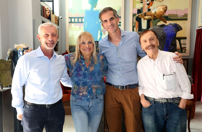 Άννα Φόνσου: Σαν κοριτσάκι με ντένιμ και φλόραλ στα 85 της