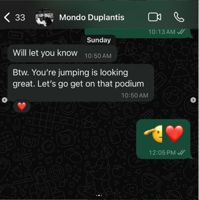 Και το μετάλλιο πάει... Σαντορίνη: Ο Μόντο Ντουπλάντις δαγκώνει το χρυσό παρέα με τη σύντροφο του