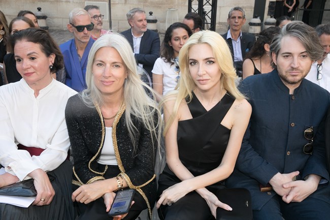 "Les années folles": Η Σήλια Κριθαριώτη παρουσίασε τη νέα συλλογή της στο Παρίσι