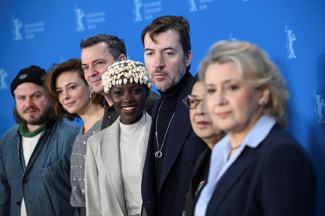 Η Λουπίτα Νιόνγκο γράφει ιστορία στη Μπερλινάλε