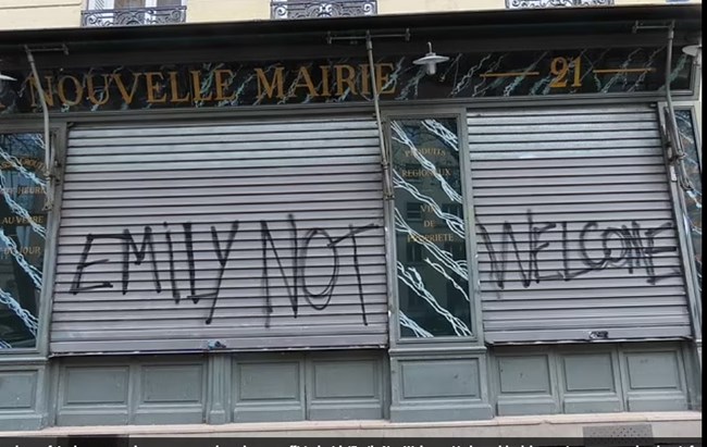 " Έμιλυ δεν είσαι ευπρόσδεκτη εδώ" - Το Παρίσι γέμισε με υβριστικά γκράφιτι εναντίον της σειράς  "Emily in Paris"