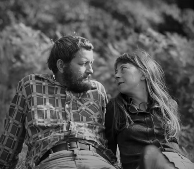 Σιμόνα Κόσακ: η βιολόγος που έμενε στο δάσος και ζούσε μ΄ένα αγριογούρουνο, μια λύγκα, ελάφια και το κοράκι της