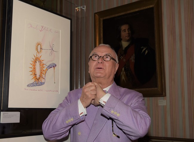 To 1971 που όλες φορούσαν πλατφόρμες, εκείνος σχεδίασε το "Cherry Shoe", την πρώτη γόβα-στιλέτο