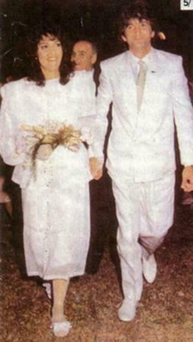 41 χρόνια πριν: Άννα Βίσση - Νίκος Καρβέλας στο γάμο τους - το συντηρητικό νυφικό, τα πασουμάκια της νύφης και τα διαφορετικά μαλλιά του γαμπρού