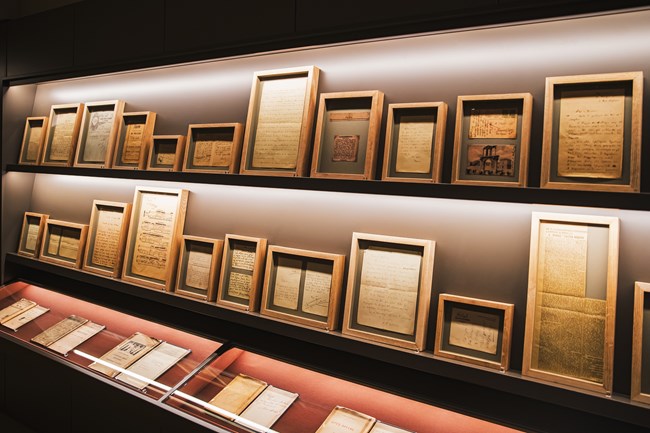 Ένα μόνιμο "σπίτι" για το Αρχείο Καβάφη εγκαινιάζει στην Αθήνα το Ίδρυμα Ωνάση