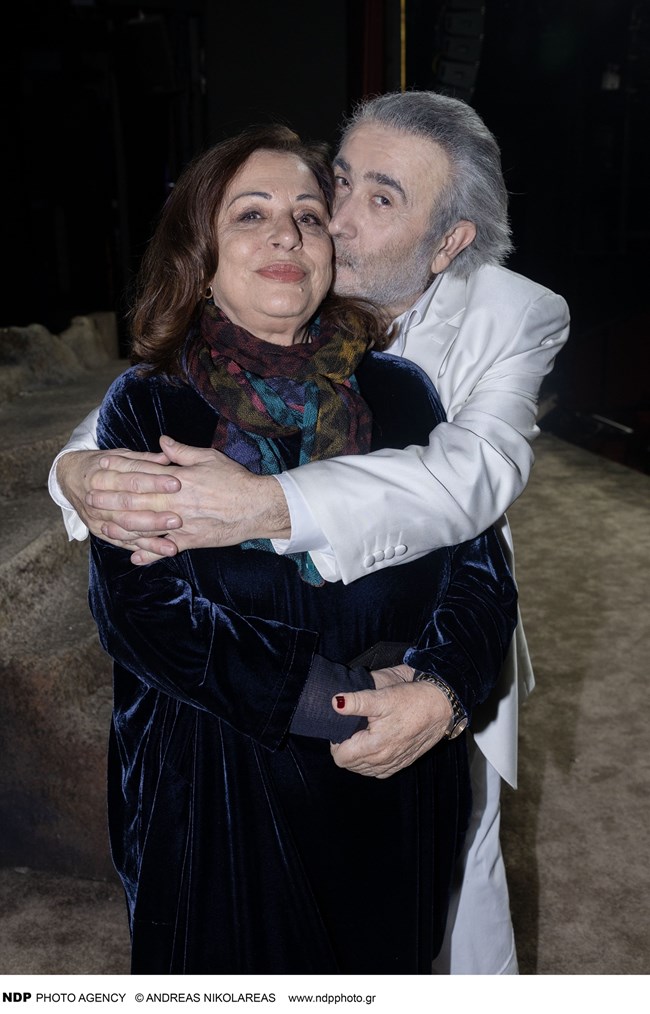 Χάρις Αλεξίου και Λάκης Λάζόπουλος αγκαλιά στο θέατρο Βέμπο