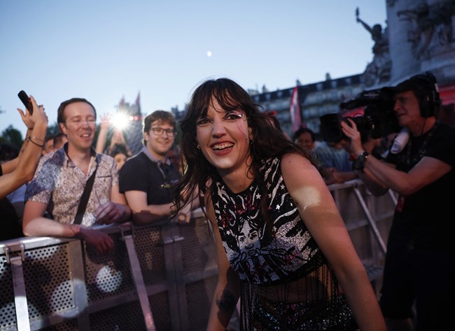 Παρίσι 2024: Συνεχίζεται η πορεία της Ολυμπιακής Φλόγας φωτίζοντας τα ορόσημα της πόλης