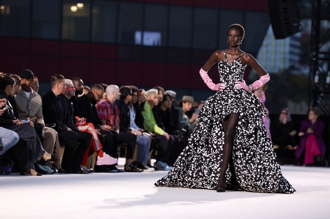 Η γιαγιά Ντέμι Μουρ εντυπωσίασε στην κολεξιόν στο σόου του Versace FW/23