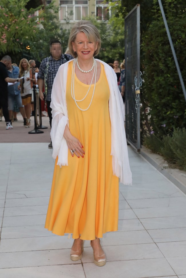 Έλενα Ακρίτα: Η ανανεωμένη εμφάνιση με το χρώμα του καλοκαιριού