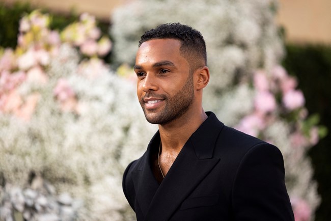 Emily in Paris: Πώς ο Ντέιβιντ Μπέκαμ άλλαξε τη ζωή ενός από τους πρωταγωνιστές της σειράς