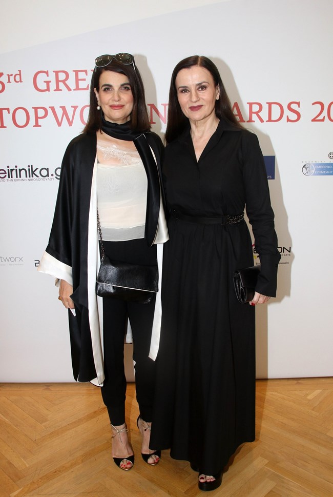 H Καρυοφυλλιά Καραμπέτη με το πιο φινετσάτο total black σύνολο