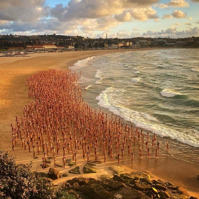 Αυστραλία: 2.500 άνθρωποι πόζαραν γυμνοί στην παραλία
