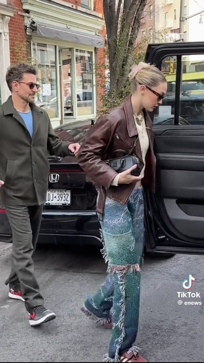 Ο 49χρονος Μπράντλεϊ Κούπερ με την 28χρονη Τζίτζι Χαντίντ στη Νέα Υόρκη