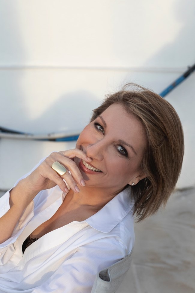 Liana Camba: H Ελληνίδα σχεδιάστρια που αγαπά την handmade πολυτέλεια