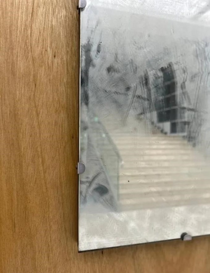 Η καθαρίστρια που "έσβησε" 40 χρόνια τέχνης: Πώς μια πράξη καθαριότητας κατέστρεψε πολύτιμο έργο σε μουσείο