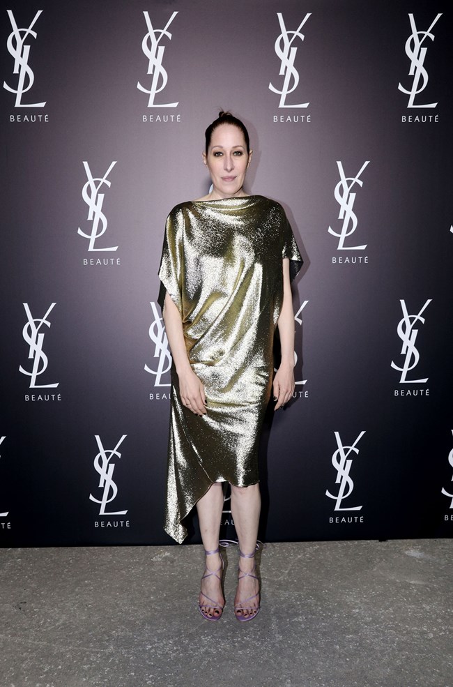 Κόρα Καρβούνη: Η λαμπερή εμφάνιση, με φόρεμα Angelos Bratis λέει "ναι" στα metallics για την άνοιξη