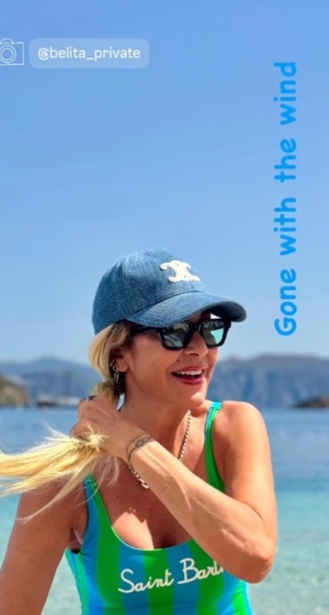 Η Άννα Βίσση στην παραλία με το πιο ανατρεπτικό χρώμα στο μαγιό