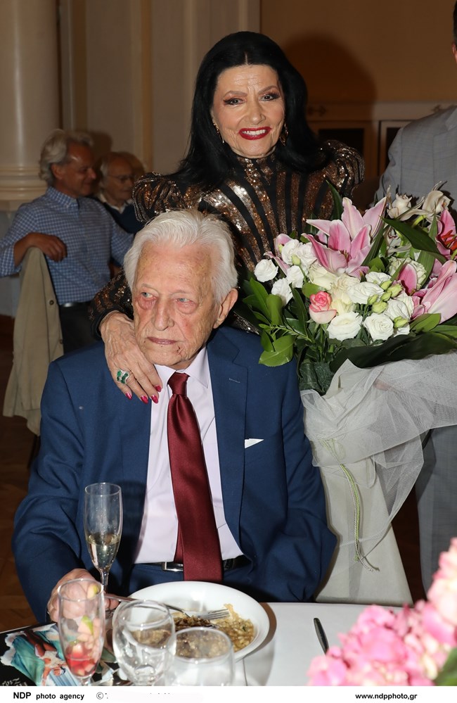 Ζωζώ Σαπουντζάκη: Το πάρτι για τα 91 της χρόνια και οι τρεις τούρτες