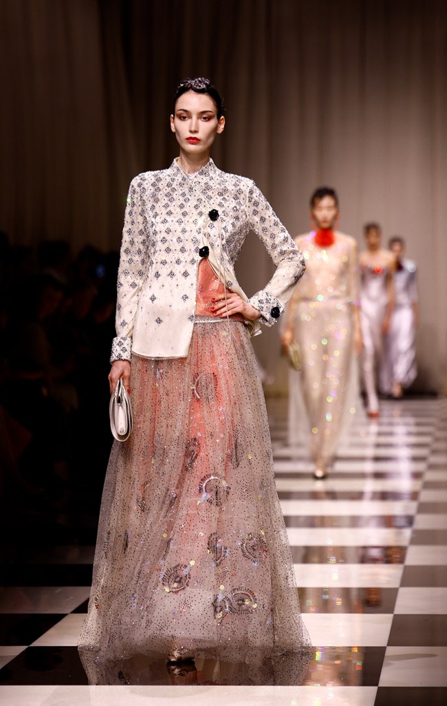 Εβδομάδα Μόδας στο Παρίσι: Οι "Αρλεκίνοι" και τα τριαντάφυλλα του Giorgio Armani