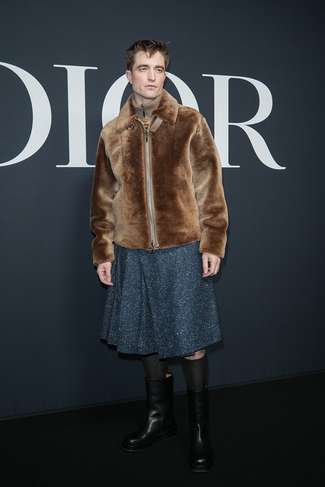 O Ρόμπερτ Πάτινσον με πλισέ φούστα Dior