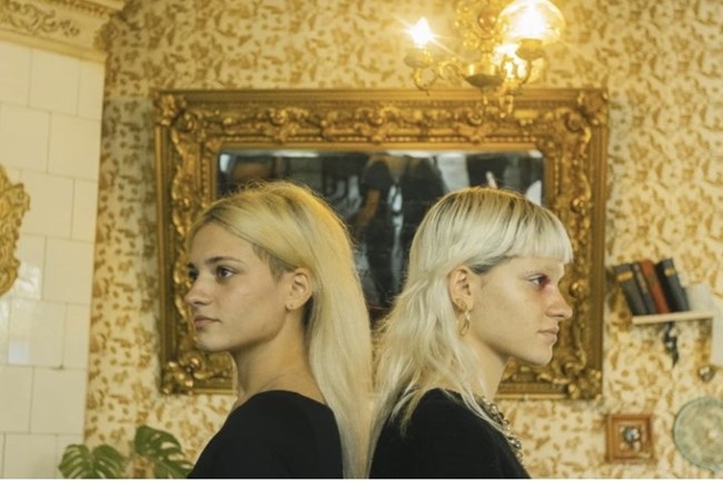 Δίδυμες βρέθηκαν ξανά μετά από παράνομη υιοθεσία του πατέρα τους