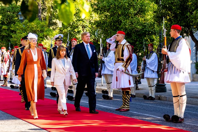 Βασίλισσα Μάξιμα: Με τα γοβάκια της Σταχτοπούτας παραδίδει μαθήματα royal style στο κέντρο της Αθήνας