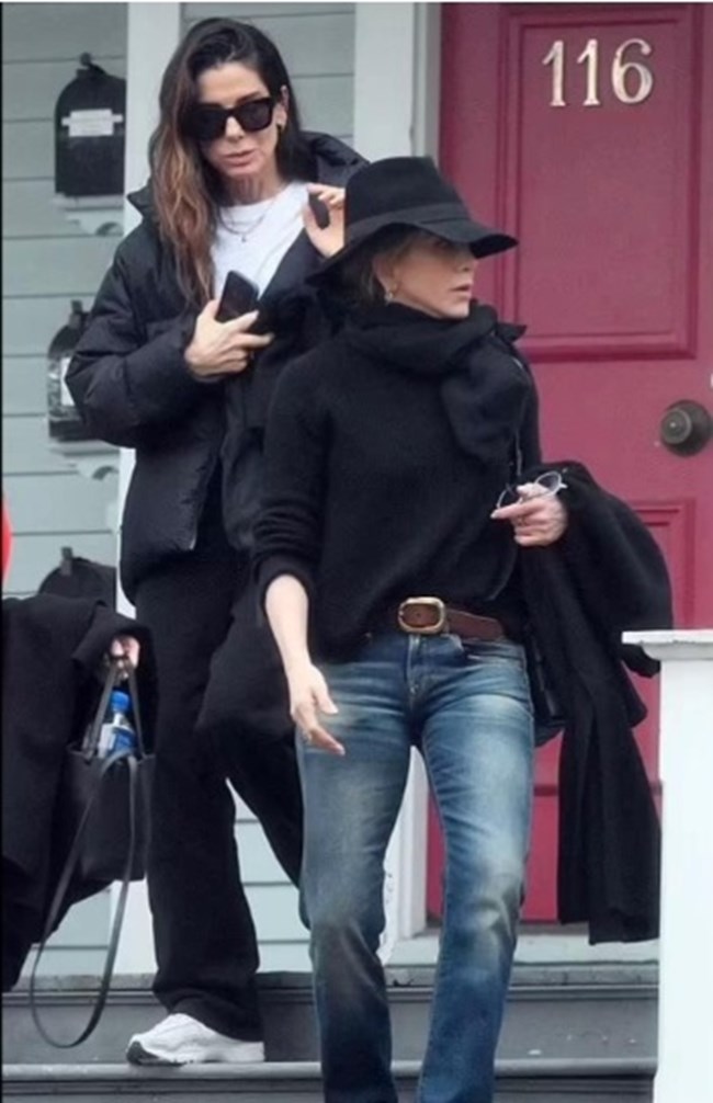 Τζένιφερ Άνιστον- Σάντρα Μπούλοκ: Μαζί, στον πλαστικό χειρουργό