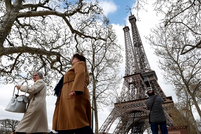 Eiffela: Το "κορίτσι" του Πύργου του Άιφελ εντυπωσιάζει στο Παρίσι