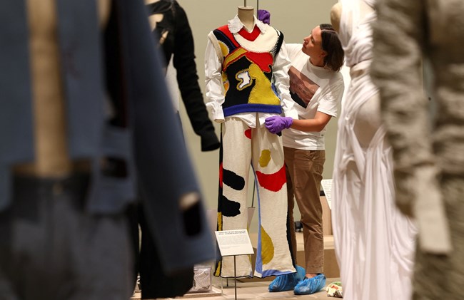 REBEL: 30 χρόνια εκρηκτικής Αγγλικής Μόδας- από τις δημιουργίες του Alexander McQueen ως τον κύκνο- φόρεμα του Marjan Pejoki