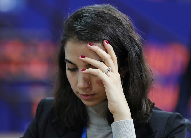 Η Ιρανή σκακίστρια, που αγωνίστηκε χωρίς μαντίλα