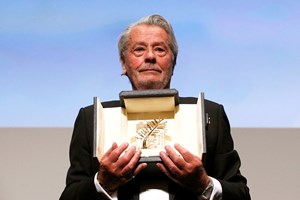 Συγκινεί η Νάνα Μούσχουρη για τον θάνατο του Αλέν Ντελόν