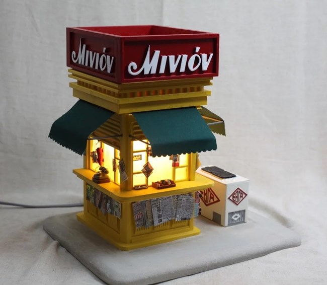 Τα κίτρινα περίπτερα των παιδικών μας αναμνήσεων σε μια διαφορετική έκθεση στην Πλάκα