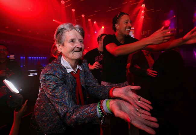 Put Your Hands Up: 80χρονοι παρτάρουν σε night club και ανεβάζουν το κέφι για όλους