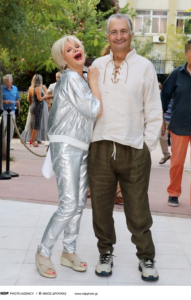 Μαρία Ιωαννίδου: Η εντυπωσιακή εμφάνιση σε στυλ Barbarella, πλάι στον σύντροφό της