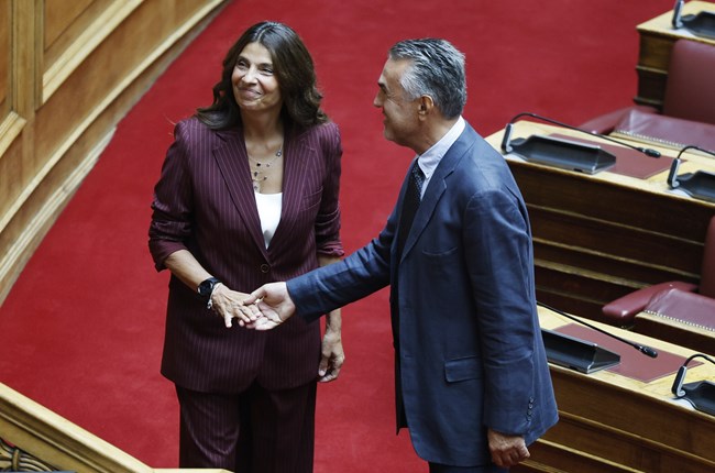 Πόπη Τσαπανίδου: Το pinstripe κοστούμι που φόρεσε στην ορκωμοσία της έχει την απόχρωση του φετινού χειμώνα