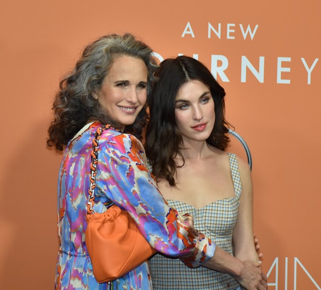 Η 64χρονη Άντι ΜακΝτάουελ και η 32χρονη κόρη της Ρέινι Κουάλεϊ δίνουν μαθήματα στυλ