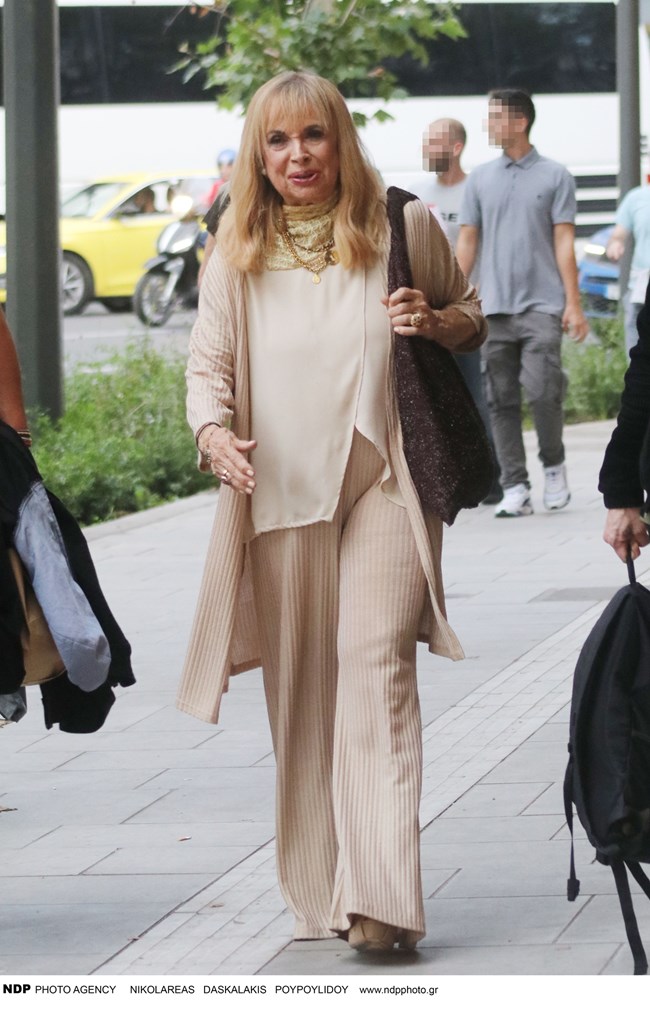 Η Άννα Φόνσου  φοράει την τάση της σεζόν