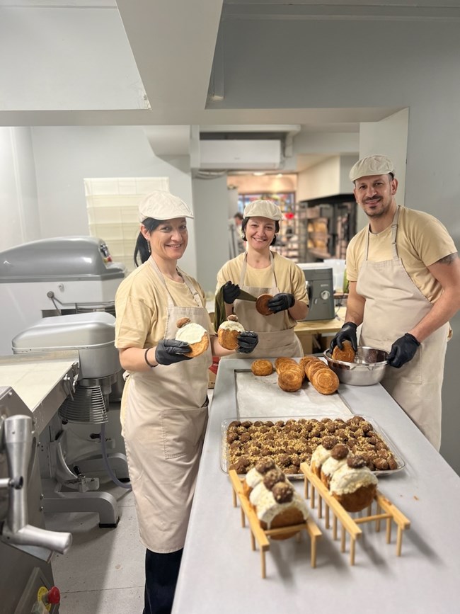 Θεσσαλονίκη: Εφευρέθηκε το σάντουιτς με διπλό μελομακάρονο- ένα μέσα, ένα έξω