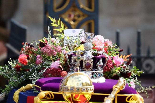 Κηδεία βασίλισσας Ελισάβετ| Tο Παλάτι λύγισε