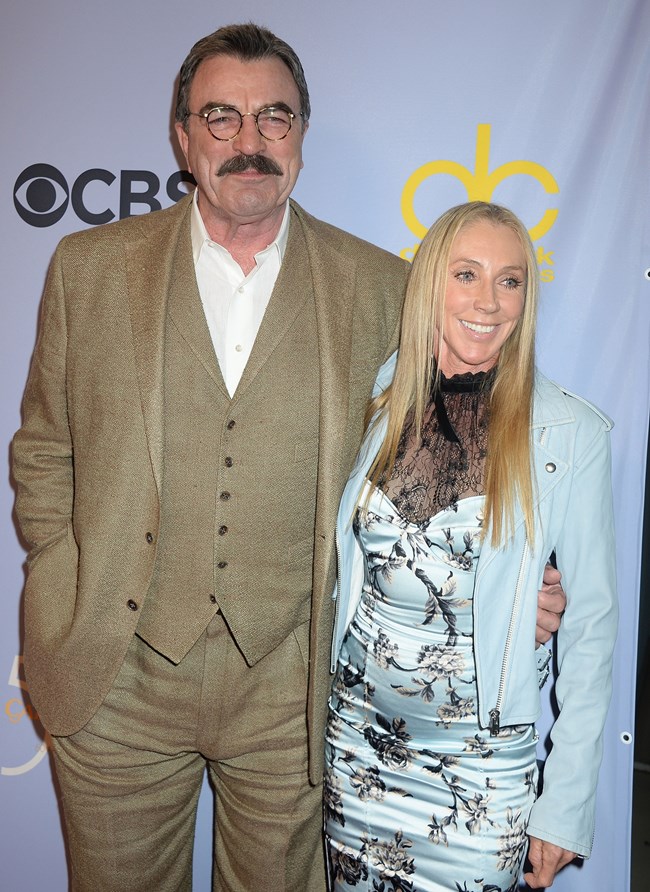 Ο Τομ Σέλεκ μιλάει για την "τυχερή του ζωή", "την κατά τύχη καριέρα του" και τη λατρεμένη του σύζυγο