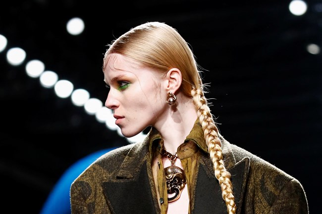 Το "Ομηρικό ταξίδι" του οίκου Etro: Ο σχεδιαστής Marco De Vincenzo έστησε μια θεατράλε "σκηνή" για τη συλλογή Φθινόπωρο-Χειμώνας ΄24